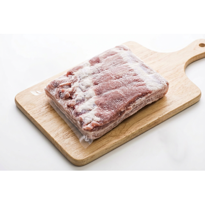 Poitrine de porc locale désossée, 1 kg environ, congelée